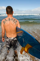 Surfista en la playa de Ali’i Beach Park. Haleiwa. 